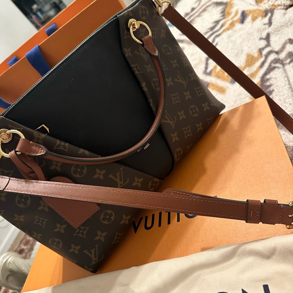 Louis Vuitton monogram V Tote MM bag